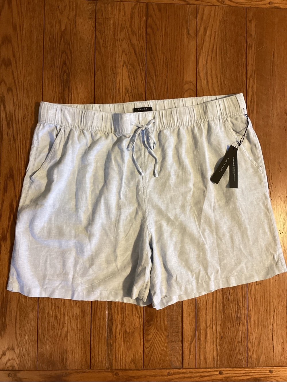 Tahari light blue linen blend shorts. Women’s size 2X ❗️new with tags❗️